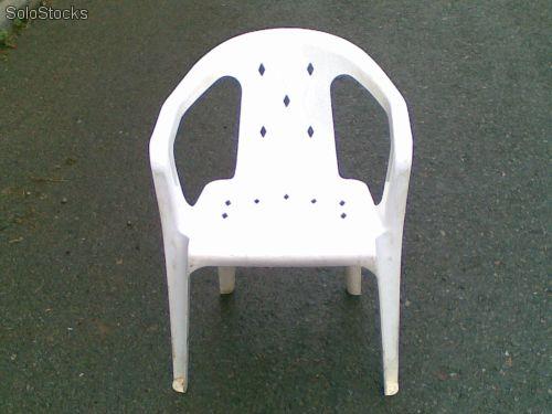 sillas-blancas-de-plastico-apilables.jpg